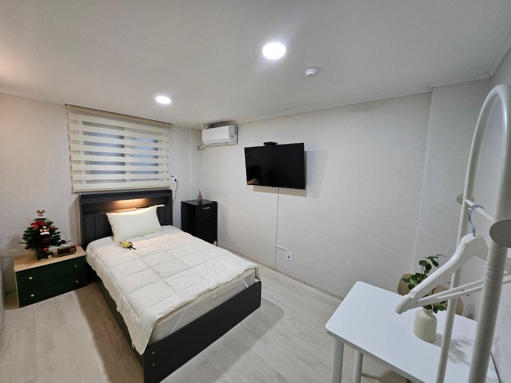 TV a/nebo společenská místnost v ubytování 루미에르스테이