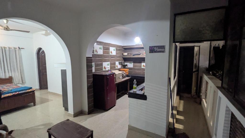 een keuken met een boog in een kamer bij Portal Apartment in Arambol