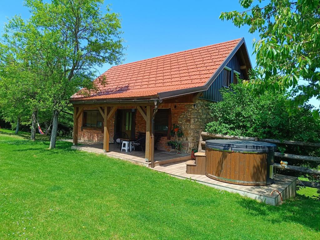 Zahrada ubytování Holiday Home "Sleme" with jacuzzi, big garden and arbor with fireplace