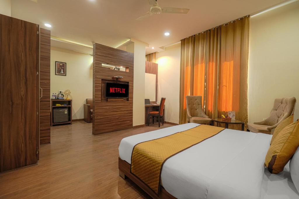 ein Hotelzimmer mit Bett und Fernseher in der Unterkunft Pax Hotel Welcome Inn Opp Railway Station in Amritsar