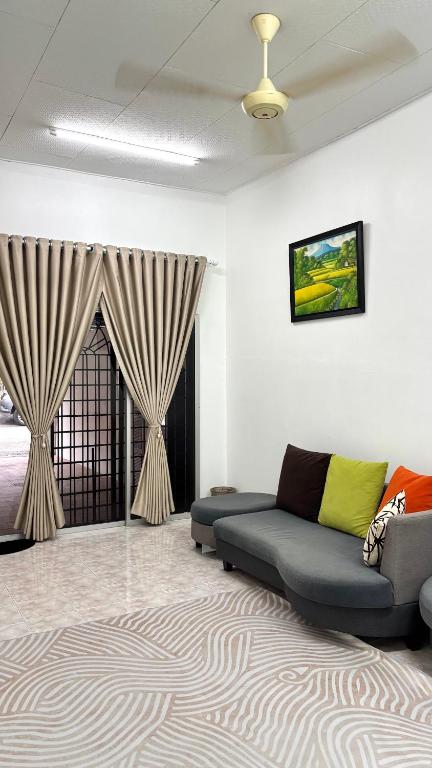 Et opholdsområde på Mimi Homestay Tanjong Malim