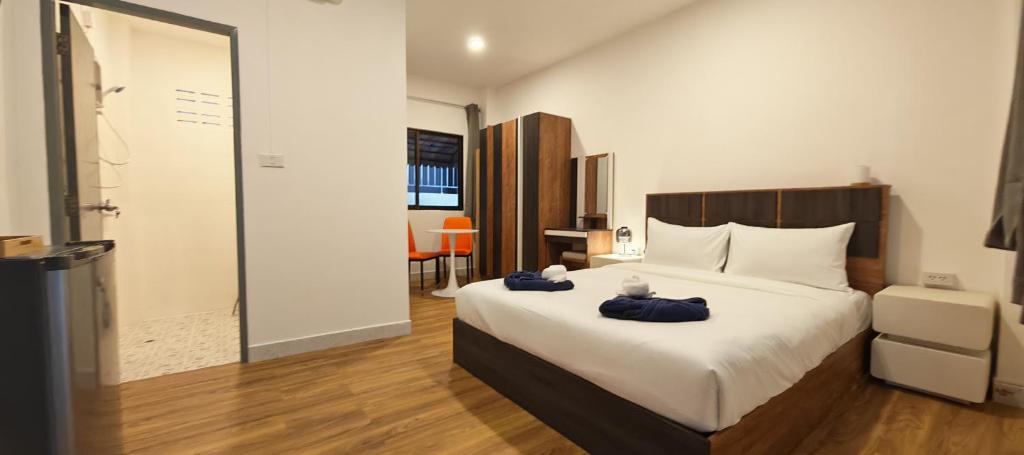 En eller flere senge i et værelse på Tiger Nanai guest house