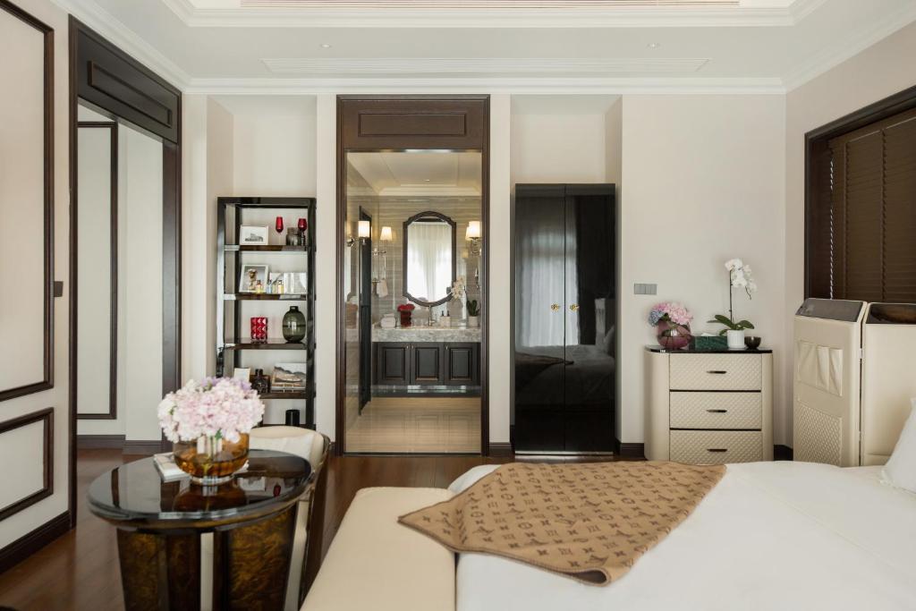 een slaapkamer met een bed en een tafel met bloemen erop bij 青岛阿特拉酒店 in Qingdao