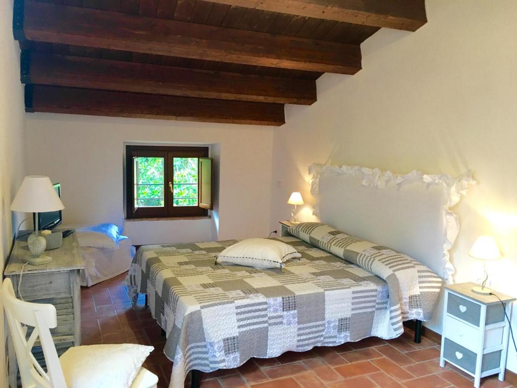 1 dormitorio con cama, mesa y ventana en Appartamento Michelangeli-Private parking en Orvieto