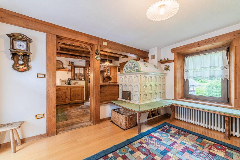 una grande stanza con una cucina con un edificio sul muro di Da La Auri a Canale dʼAgordo