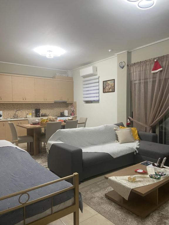 een woonkamer met twee bedden en een keuken bij Village perfume in Kalavrita