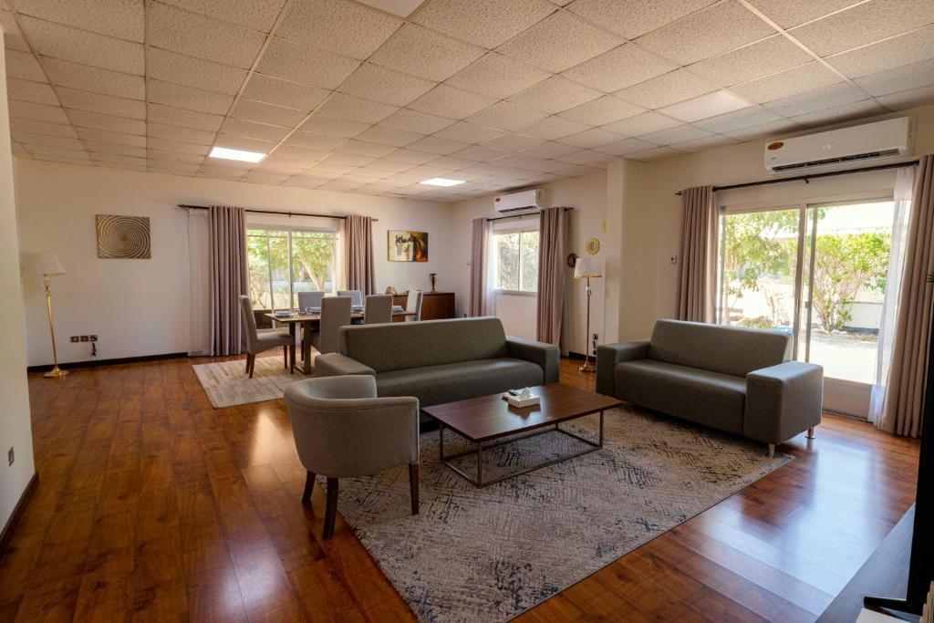 ein Wohnzimmer mit zwei Sofas und einem Tisch in der Unterkunft Luxury Villa with Private Swimming Pool in Manama