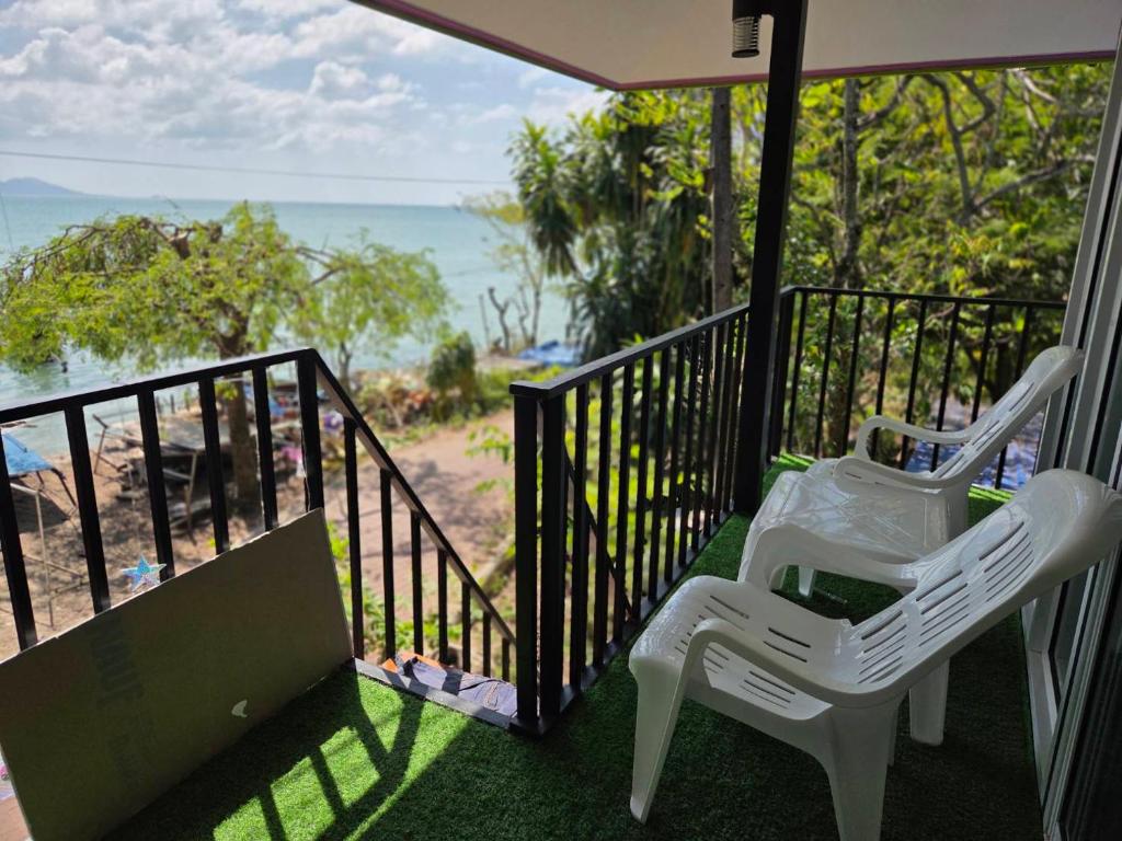 un balcone con una sedia e vista sull'oceano di Mong DOO SEA HOME 