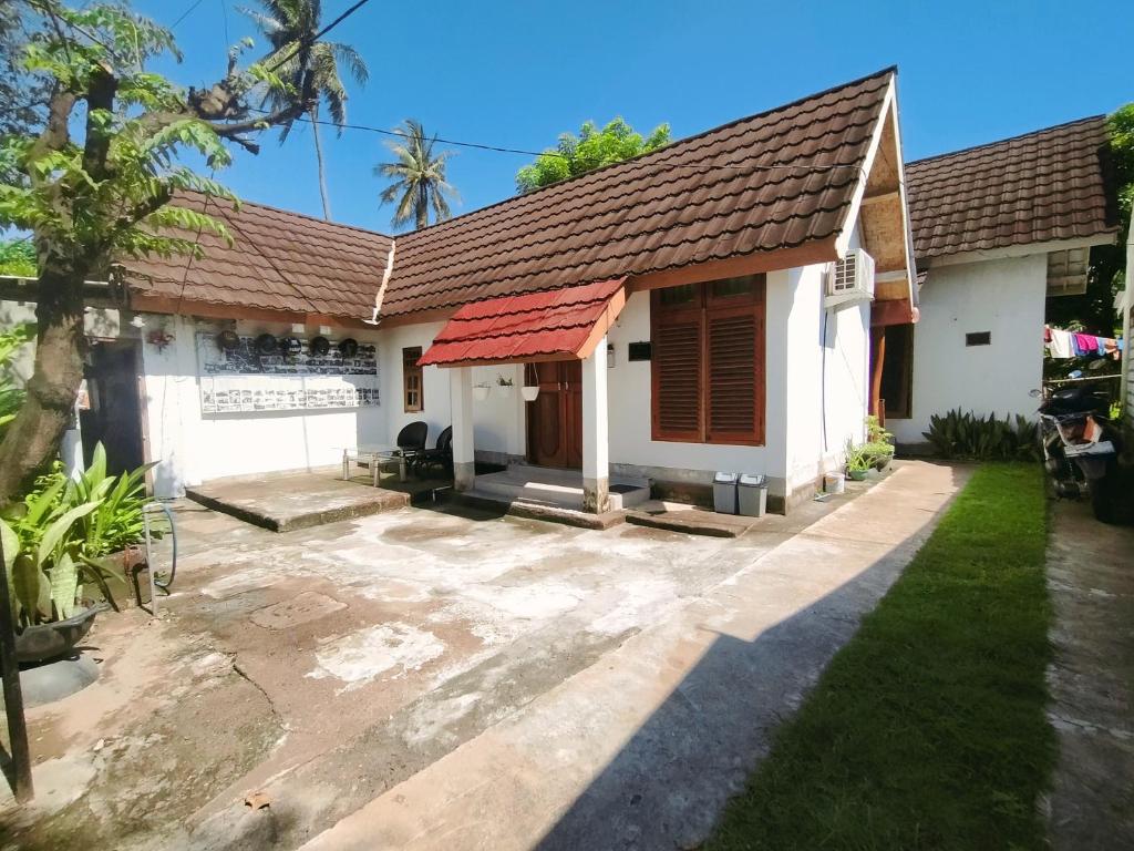 een huis met een rood dak bij Tania Homestay in Bumbang