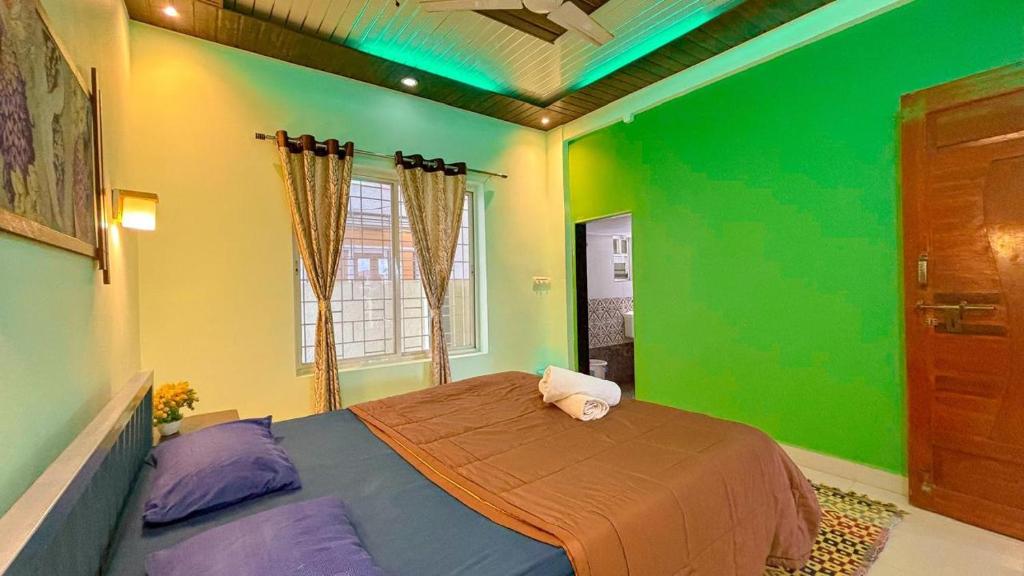 En eller flere senge i et værelse på Saffron villa