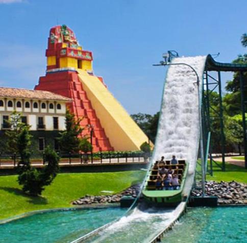 un gruppo di persone che cavalca le montagne russe in un parco acquatico di Yulis Home 1 a Retalhuleu