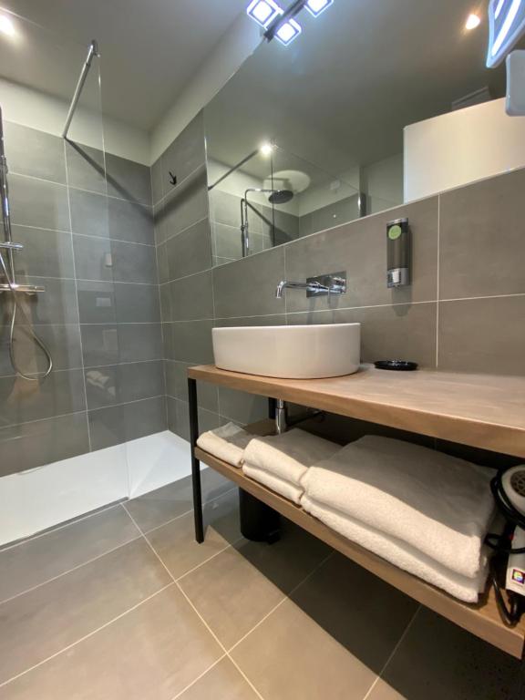 a bathroom with a sink and a shower at Malvezzi24 Boutique Rooms in Desenzano del Garda