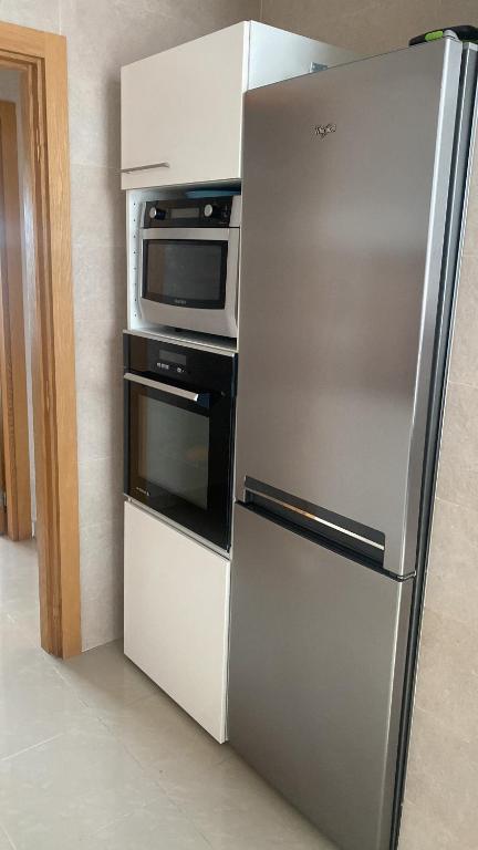 een roestvrijstalen koelkast met magnetron en oven bij La perle de tanger in Tanger
