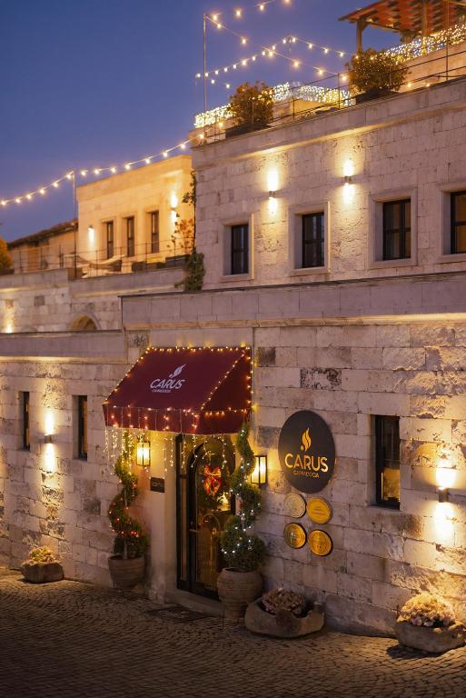 格雷梅Carus Cappadocia的正面有标志的建筑物