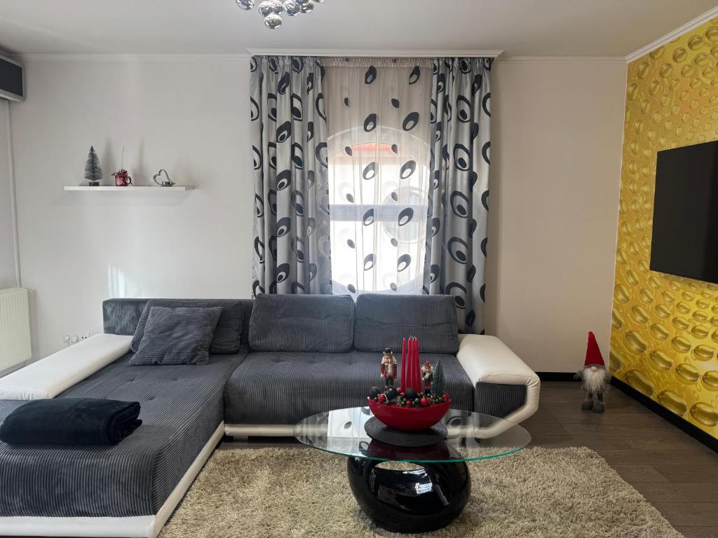 a living room with a couch and a table at Mimi Apartman in Debrecen