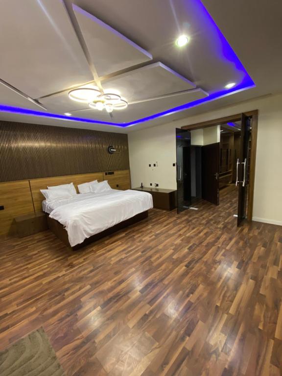 Postel nebo postele na pokoji v ubytování Life Camp Keda Suites