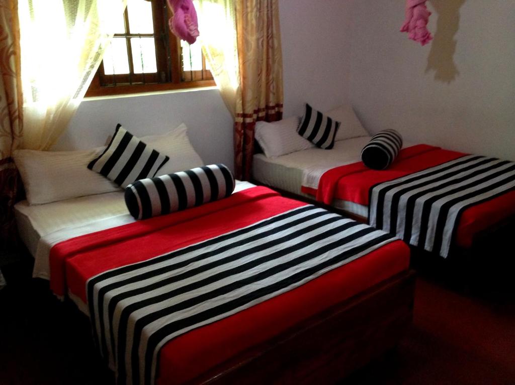 Postel nebo postele na pokoji v ubytování Eeshani Guest Inn