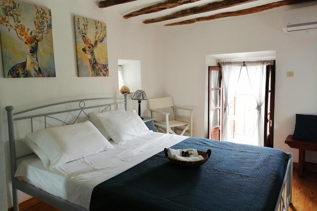 ein Schlafzimmer mit einem Bett und einem Korb darauf in der Unterkunft Kastro Gate Sea View House Sifnos in Apollonia