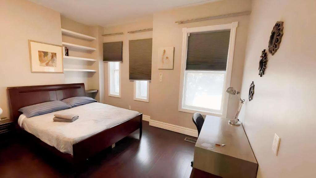 Katil atau katil-katil dalam bilik di Warm Centre Downtown Toronto