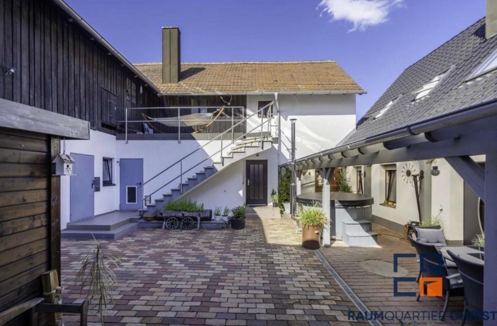 um pátio de uma casa com uma escada em MPK Motorsport Apartment em Waldsassen