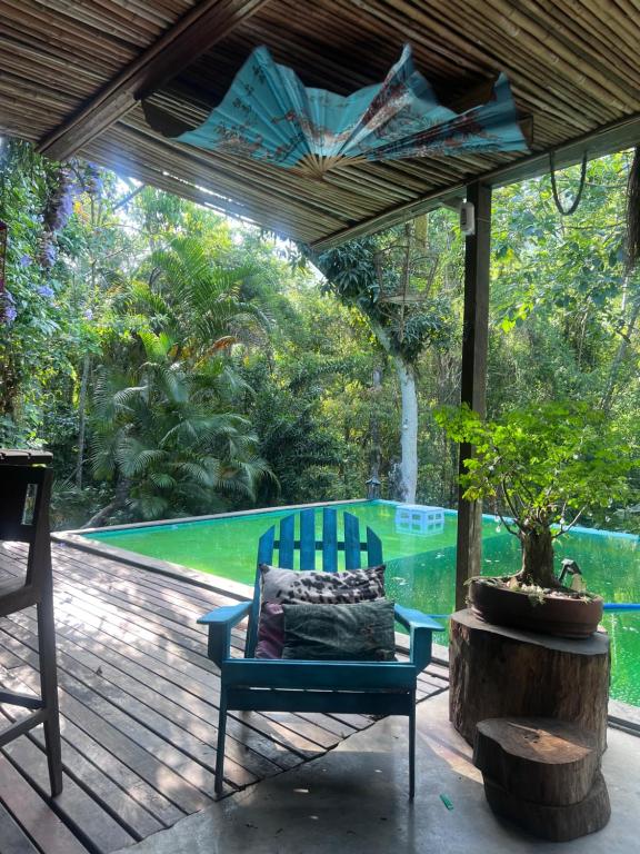 een terras met een blauwe stoel op een houten dek bij SAVAGE - pousada 
