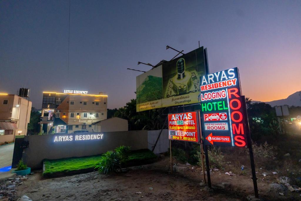 un gruppo di cartelli di fronte a un edificio di Aryas Residency- Near Isha Foundation Coimbatore & Karunya University ad Alāndurai