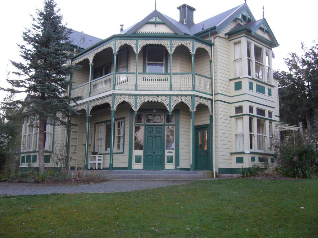 Forest Manor في جيرالدين: منزل فكتوريا كبير مع باب أخضر