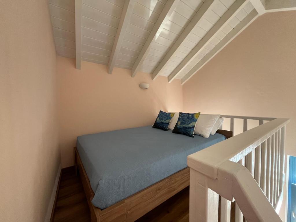 una piccola camera da letto con un letto in mansarda di Aleminas Rooms 2 a Sými