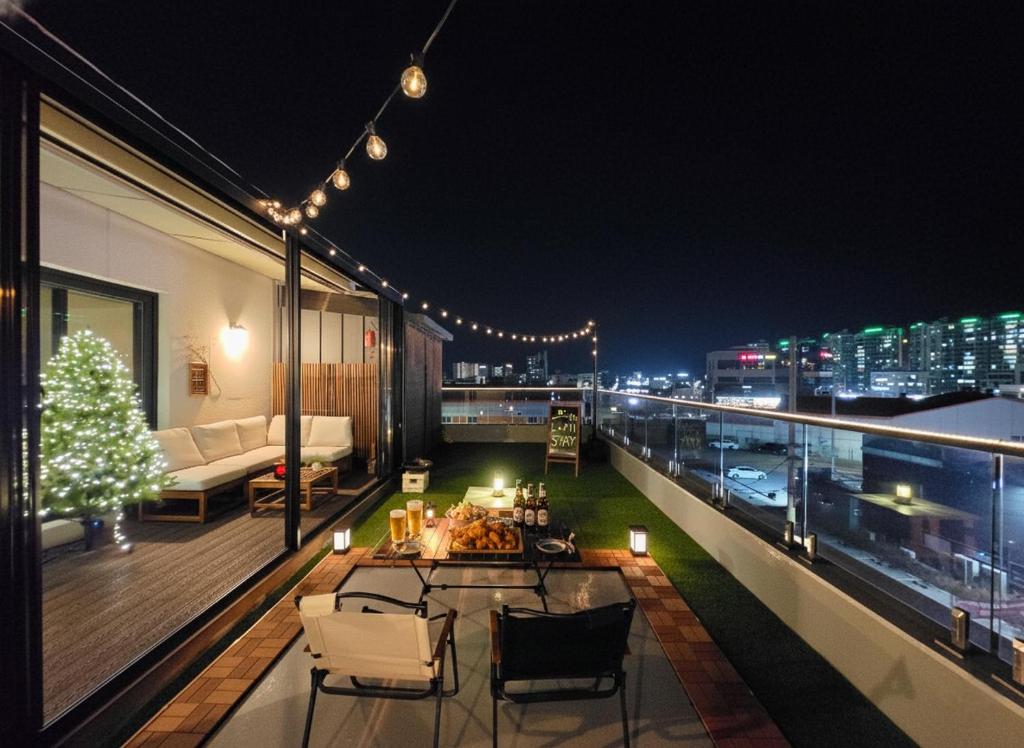 Balkón nebo terasa v ubytování Private Rooftop, Near Hwangnidan gil, English Host