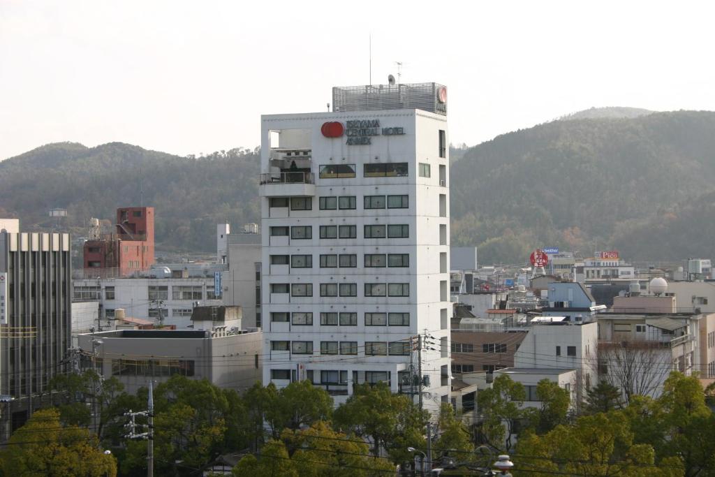 Tsuyama Central Hotel Annex في Tsuyama: مبنى أبيض طويل في وسط المدينة