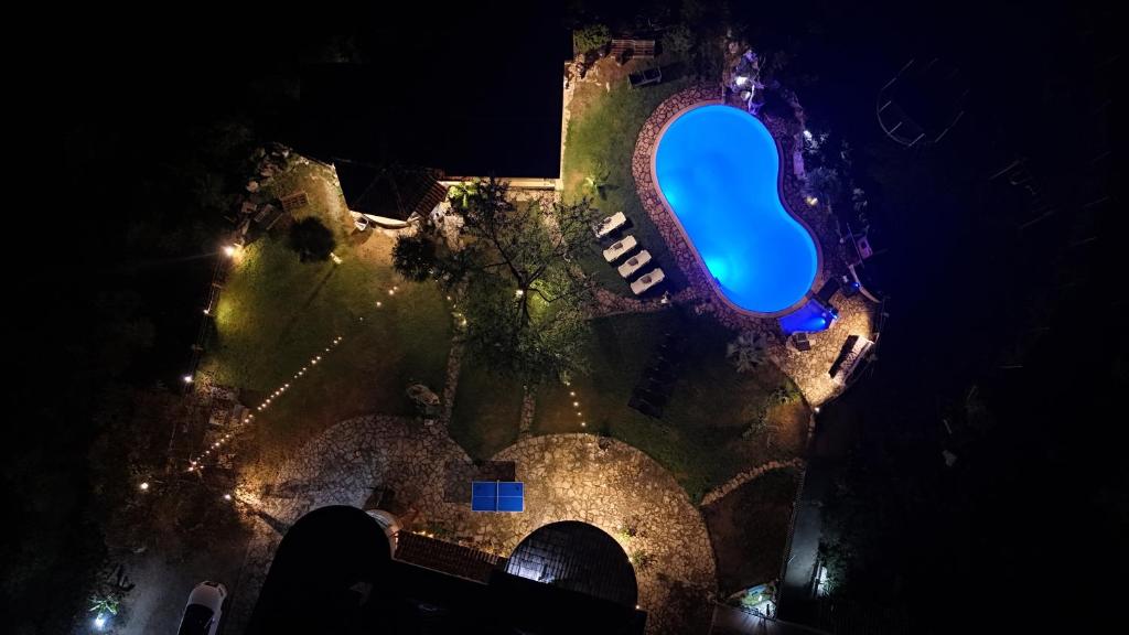 een bovenaanzicht van een gebouw met een blauw bord erop bij Villa Aresini Relais & Spa in Montemiletto