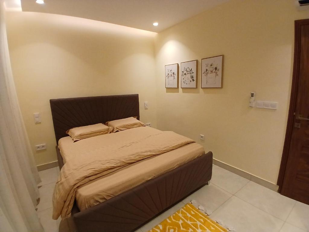 ein kleines Schlafzimmer mit einem Bett in einem Zimmer in der Unterkunft Residence Helice in Kinshasa