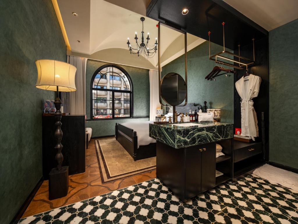 een badkamer met een wastafel en een bed in een kamer bij 龄舍1927酒店 in Wuhan