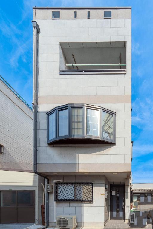 Newly opened Just a 3minute walk to the station, with direct access to Nihonbashi, Shinsaibashi, Umeda, and Namba