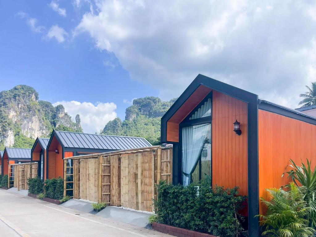 een rij interterrane interterrane interterrane interterrane huizen met hout bij Miramalin Resort Krabi in Ao Nang Beach