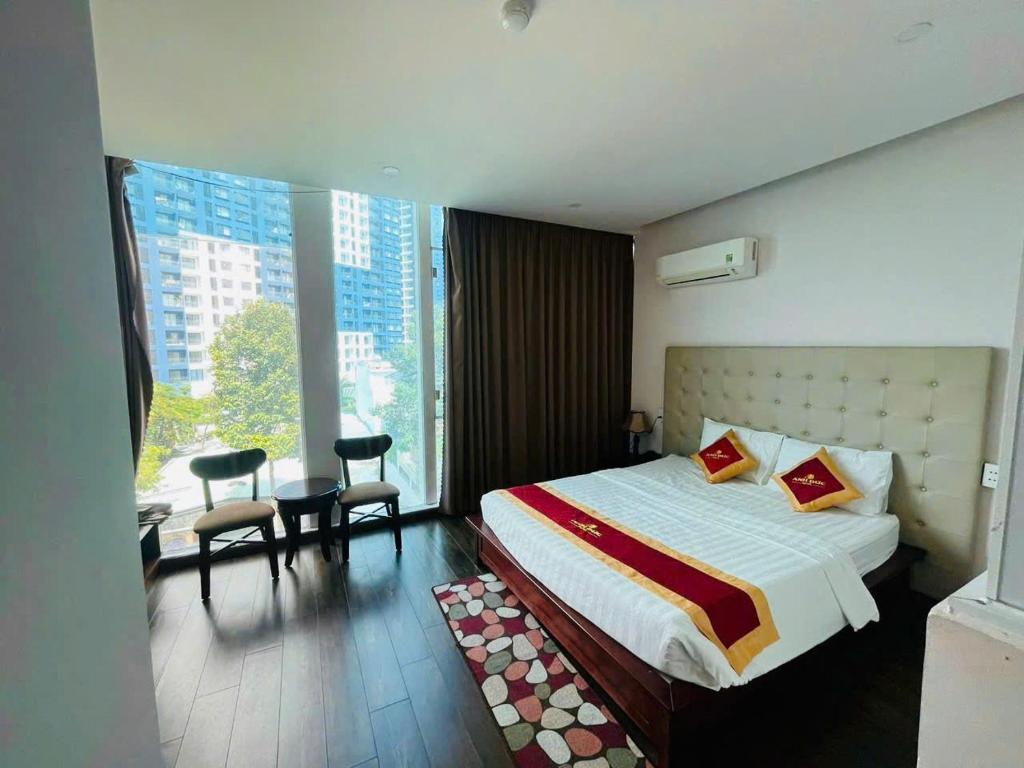 ein Hotelzimmer mit Bett, Tisch und Stühlen in der Unterkunft Khách sạn Anh Đức 1 in Ga Phú Văn