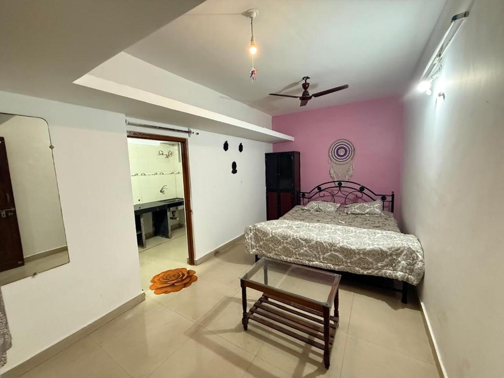 ein Schlafzimmer mit einem Bett und einem Tisch darin in der Unterkunft Trippy Turtle in Arambol