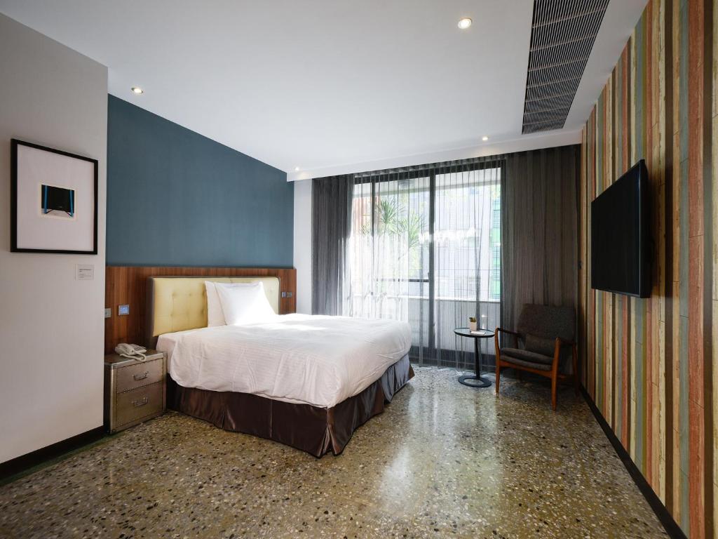 Postel nebo postele na pokoji v ubytování 3 Door Hotel
