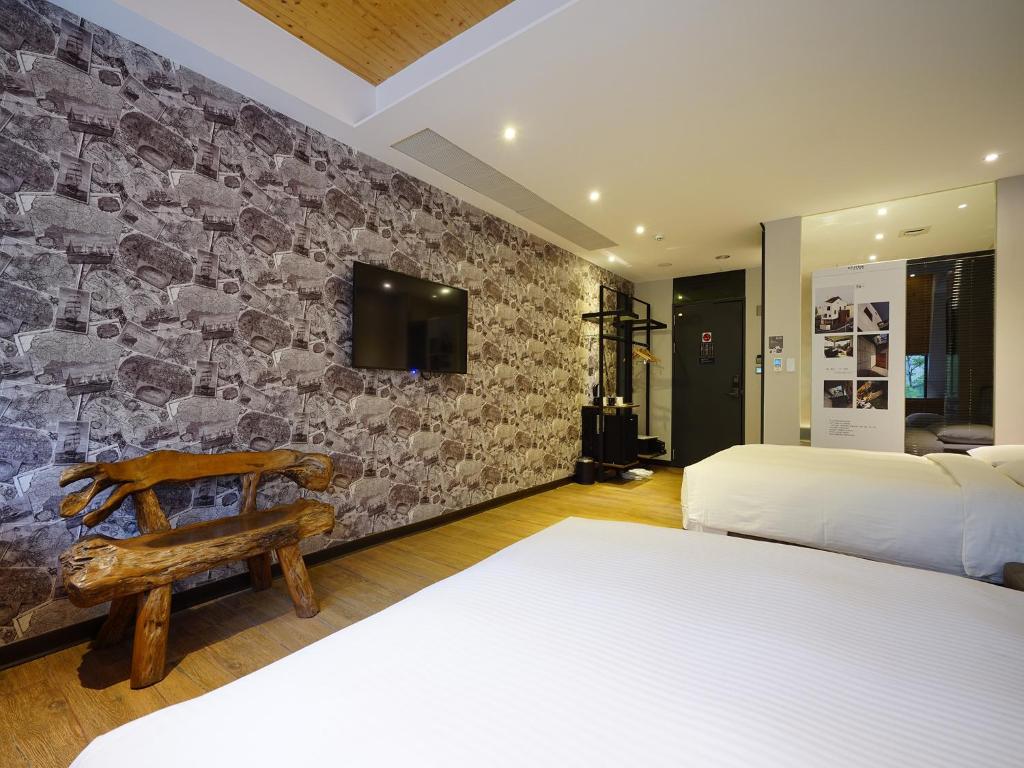 Postel nebo postele na pokoji v ubytování 3 Door Hotel