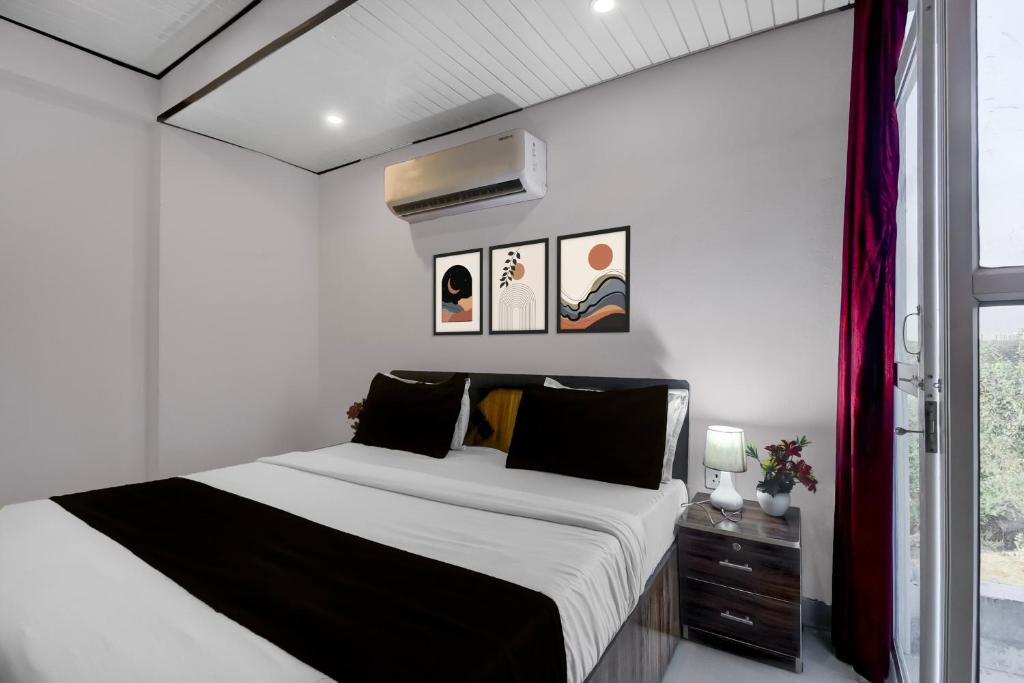 Postel nebo postele na pokoji v ubytování Collection O Ak Hotels