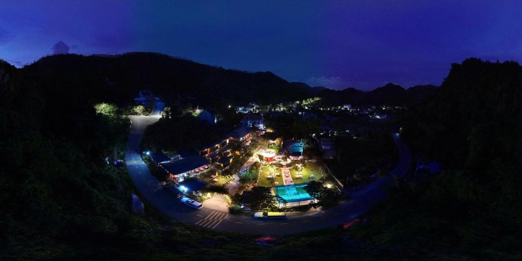 una vista aérea de un parque por la noche en Catba Papillon Garden Bungalows & Resort, en Cat Ba