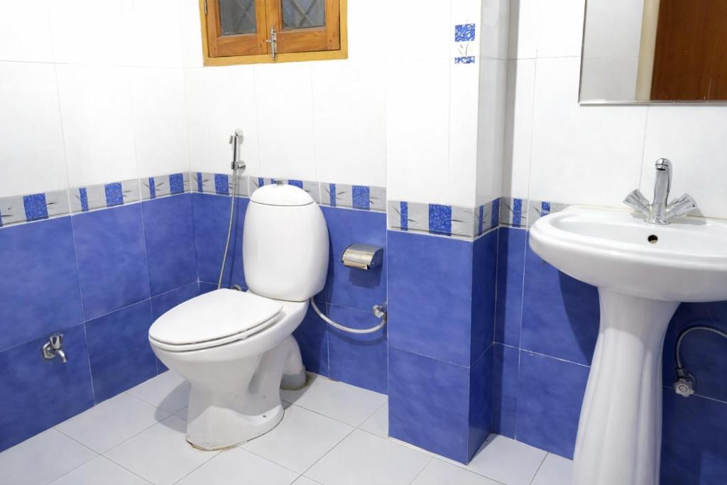 een badkamer met toilet en wastafel bij IVY The Boutique Hotel By Backpacker Stop in Nainital
