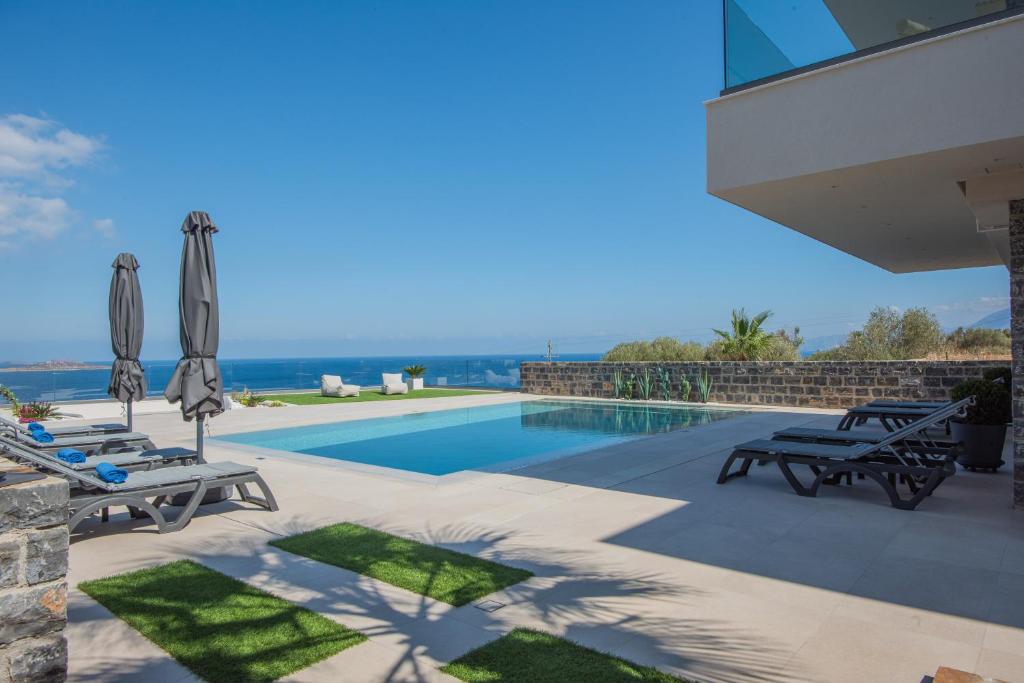 Swimmingpoolen hos eller tæt på Ozen Luxury Villa and Suite