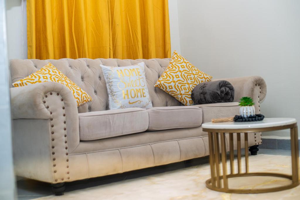 ein Hund, der auf einer Couch in einem Wohnzimmer liegt in der Unterkunft Serene Stays in Naivasha