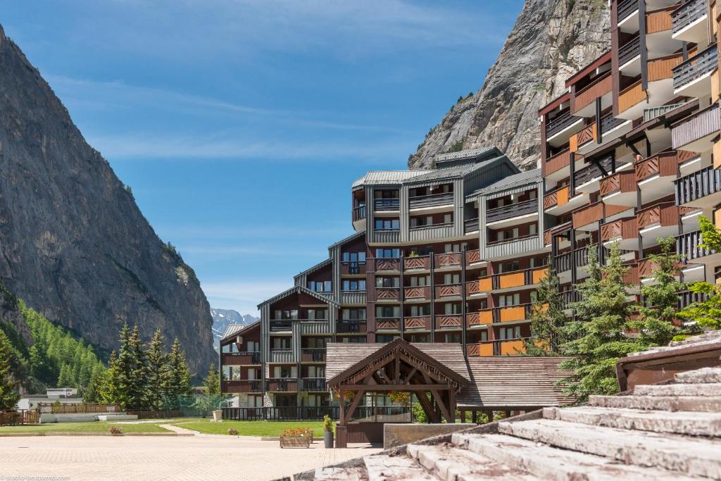 un bâtiment en face d'une montagne dans l'établissement Résidence Pierre & Vacances La Daille, à Val dʼIsère