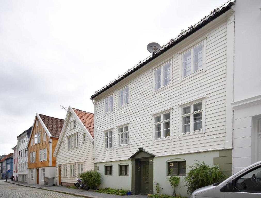 een rij witte gebouwen op een straat bij Lille Øvregate in Bergen