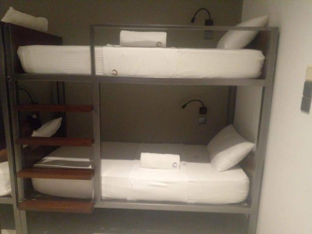 En eller flere køjesenge i et værelse på Ella gate hostel and pub