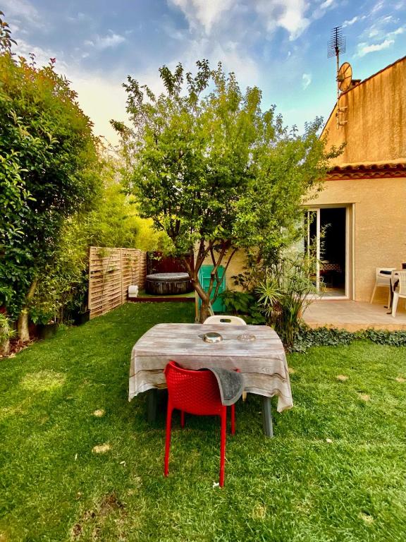 loft, air conditioning, garden, optional jacuzzi, barbecue - Three-Bedroom House