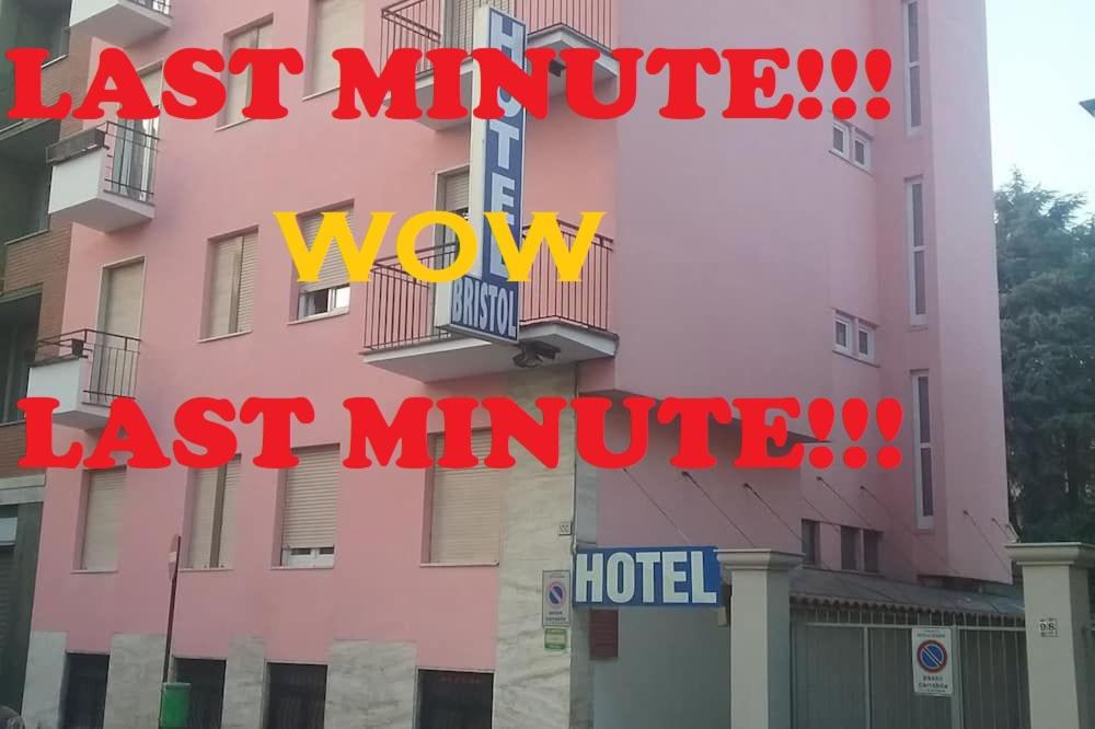 een roze gebouw met een bordje 'awww worst minute' erop. bij Hotel Bristol in Sesto San Giovanni