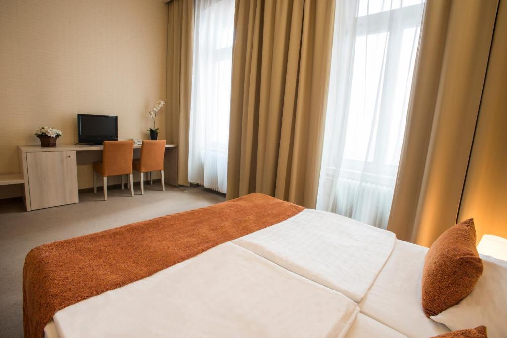 Postel nebo postele na pokoji v ubytování Star City Hotel